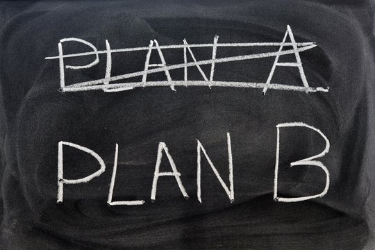 Plan A tachado y Plan B escrito con una tiza en la pizarra