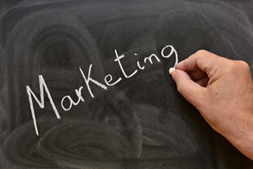 La palabra marketing escrita con una tiza en la pizarra