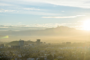 Volcanes con rayos de luz del sol