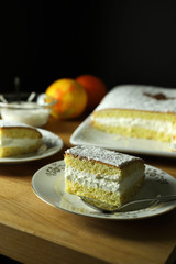 l concetto di cibo italiano. Primo piano di schiacciata fiorentina, una torta di carnevale di Firenze con crema e aroma di arancia. Giglio fiorentino sulla torta cosparso di cacao in polvere.