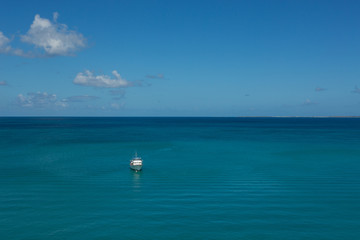 Obraz na płótnie Canvas boat at sea with blue sky