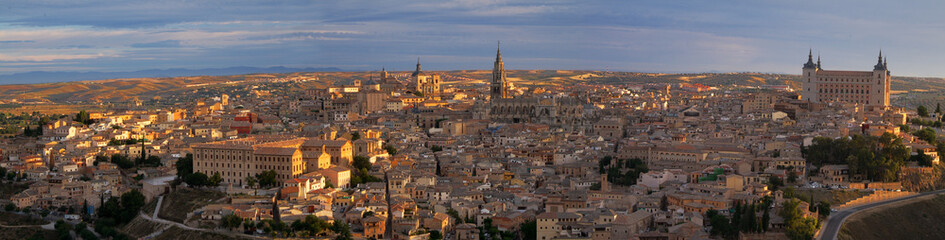 Obraz premium Panorámica de Toledo al anochecer