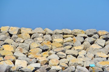 Steinwall vor blauem Himmel
