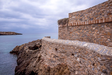 fortaleza casa de piedra en la orilla del mar Isla Plana