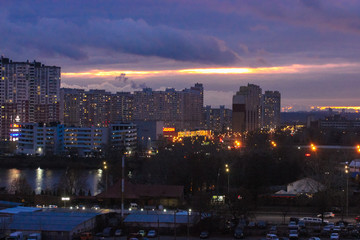 Obraz premium Wieczór w Kijowie na Ukrainie.