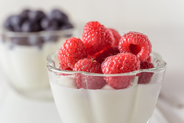 Griechischer Joghurt mit Beeren