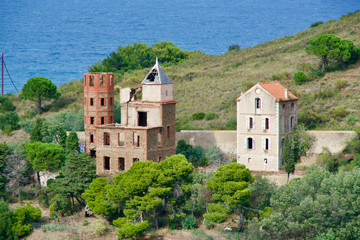 Fototapeta na wymiar Ruins on a hill at the ocean