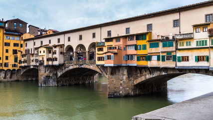 Fototapeta na wymiar Firenze soto la pioggia - Ponte Vecchio - Marzo 25 2015
