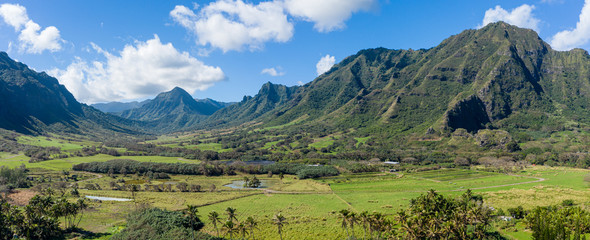Large panorama de la vallée de Kualoa ou Ka& 39 a& 39 awa près de Kaneohe sur Oahu utilisé dans les films jurassiques