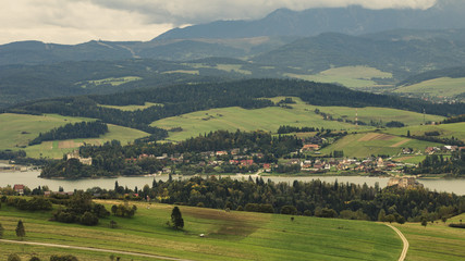 Zamek na jeziorem z widokiem na Tatry 