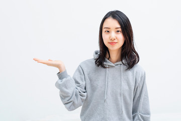 案内をする女性