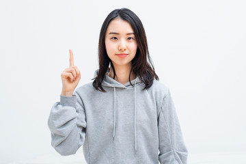 人差し指を立てる女性