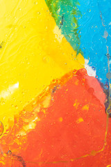 gotas de aceite en agua con fondo de color azul ,rojo , amarillo