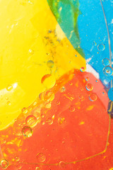 gotas de aceite en agua con fondo de color azul ,rojo , amarillo
