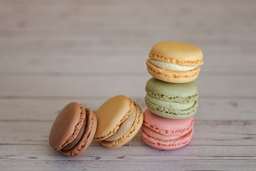 Bodegón de cinco macarons de colores variados