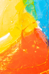 gotas de aceite en agua con fondo de color azul ,rojo , amarillo