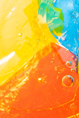 gotas de aceite en agua con fondo de color azul ,rojo , amarillo
