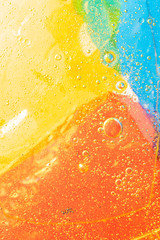 gotas de aceite en agua con fondo de color azul ,rojo , amarillo