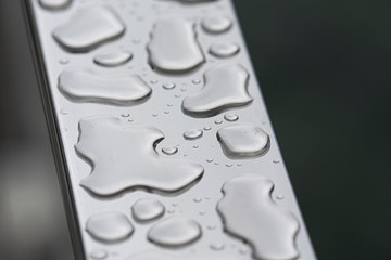 macro fotografía de gotas de agua sobre acero inoxidable