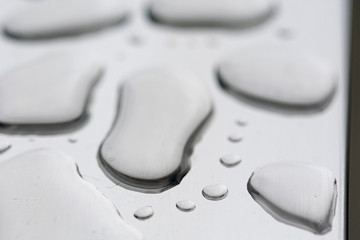 macro fotografía de gotas de agua sobre acero inoxidable