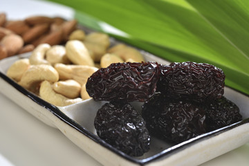 jujube cashews and almond on the plate