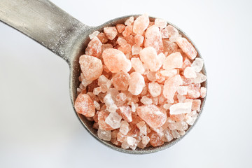 Fototapeta na wymiar rock salt in measuring spoon