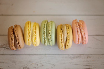 Bodeg&oacute;n con cinco macarons de colores variados