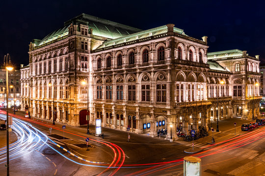 Wiener Staatsoper in &Ouml;sterreich bei Nacht mit Lichtspuren des Stra&szlig;enverkehrs