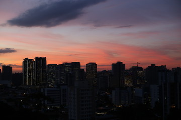 Fototapeta premium silueta de prédios em são paulo num fim de tarde cor de rosa
