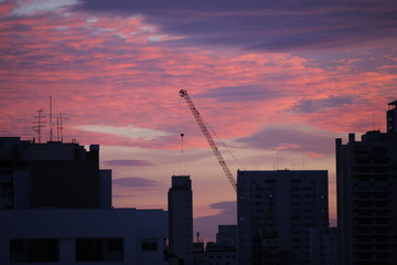 Fototapeta na wymiar silueta de prédios em são paulo num fim de tarde cor de rosa