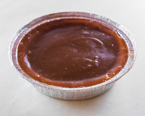 round aluminum tin with fruit topping