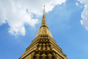 Fototapeta na wymiar golden pagoda against blue sky
