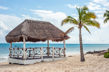 Obraz na płótnie Canvas Hut on a beautiful Mexican beach