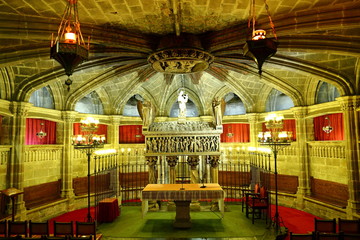 Obraz premium the 14th century Gothic Barcelona Cathedral (Catedral de Barcelona) where 13 geese are famously kept