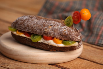 chicken breast sandwich with tomato on walnut bread