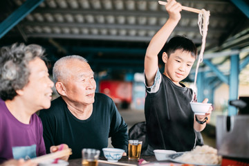  Granparent  dinner with their grandson in restaurant