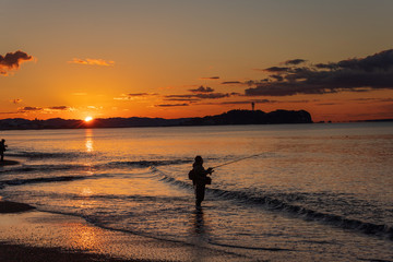 湘南海岸から朝日と釣り