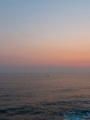 Obraz premium Orange colored sky in the morning over the ocean.