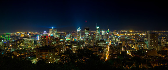 nächtliches Pannorama der Skyline von Montreal