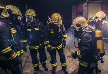 Obraz premium Group of firefighters in the fire department checking their gas mask equipment