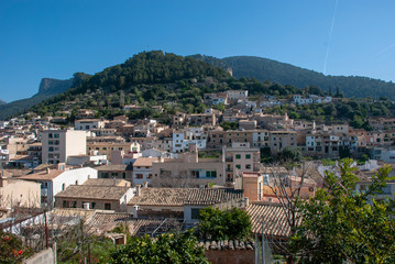 Fototapeta na wymiar Blick über das Dorf Bunyola auf der spanischen Baleareninsel Mallorca