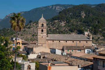 Fototapeta na wymiar Dorf Bunyola mit Kirche auf der spanischen Insel Mallorca