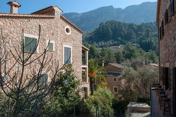 Fototapeta na wymiar Blick über grünes Tal und mallorquinische Häuser in Fornalutx auf spanischer Baleareninsel Mallorca im Frühling