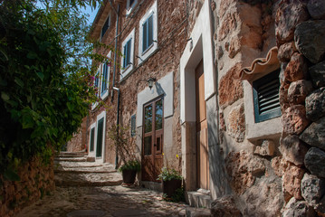 Altes, schönes Haus aus Steinen in Fornalutx auf spanischer Insel Mallorca