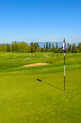 Obraz premium Golf flag at the beautiful golf course.