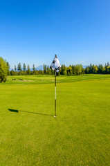 Obraz premium Golf flag at the beautiful golf course.