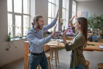 Obraz premium Joyful man and woman clapping their hands