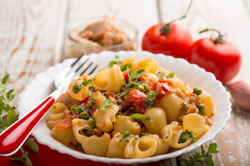 pasta with tuna green peas and fresh tomatoes
