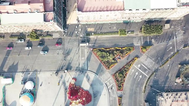 cars crossing roads in mexico city shot by a drone Cruce de coches Centro Capitalino coches en el zocalo CDMX dron
