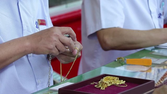 Gold shop staff Checking gold That are currently trading.